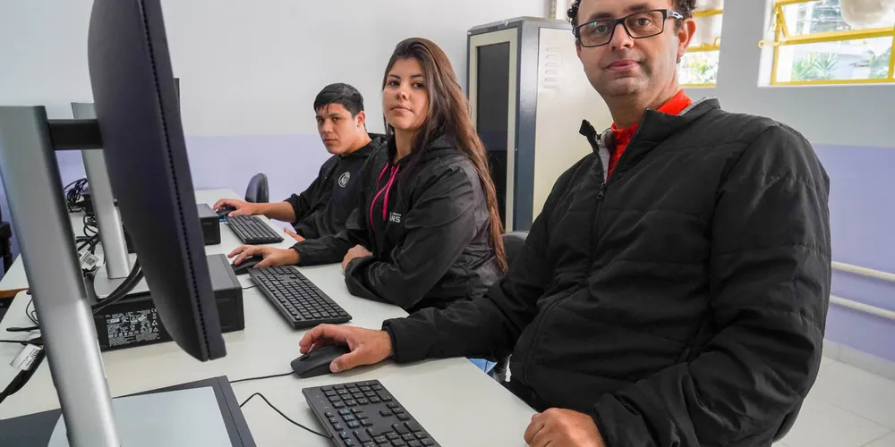 Entre as oportunidades que não exigem experiência, há vagas para programador de sistemas de computador