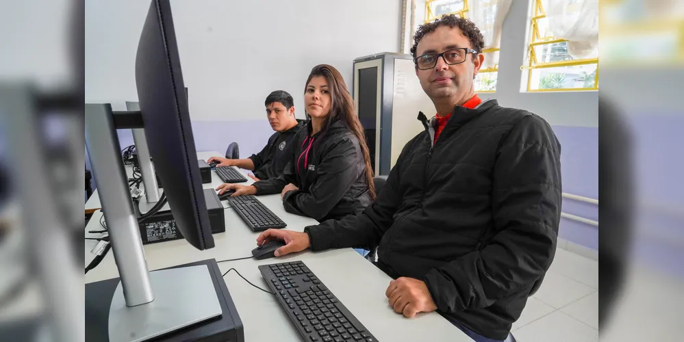 Entre as oportunidades que não exigem experiência, há vagas para programador de sistemas de computador