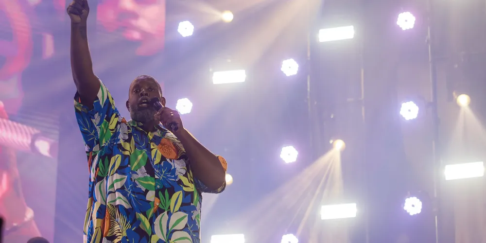 Nem a chuva fina desanimou o público que cantou em coro durante toda a apresentação