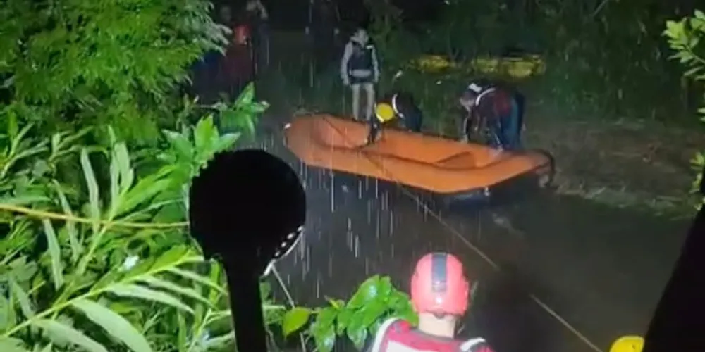 A equipe do CBMPR foi acionada por volta das 18h e, imediatamente, mobilizou recursos especializados