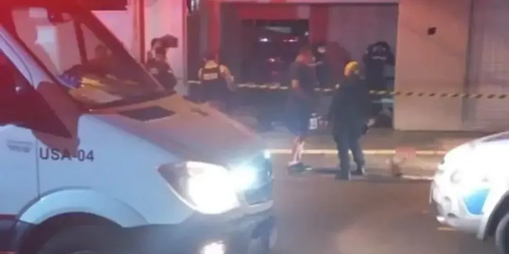 O autor dos golpes de faca foi atingido e morreu no local