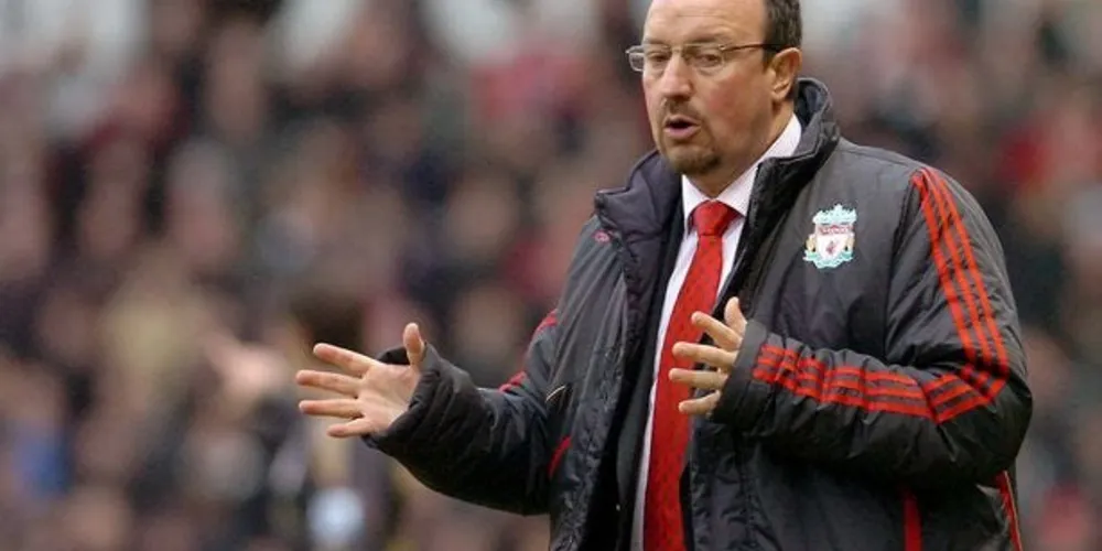 Rafa Benítez na beira de campo comandando o Liverpool em 2004