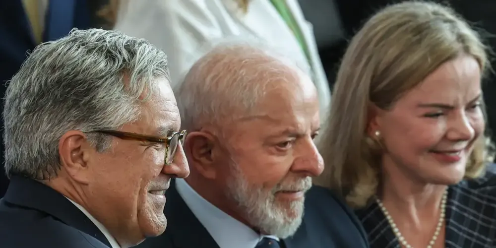 Gleisi Hoffman assumiu a pasta nesta segunda-feira (10)