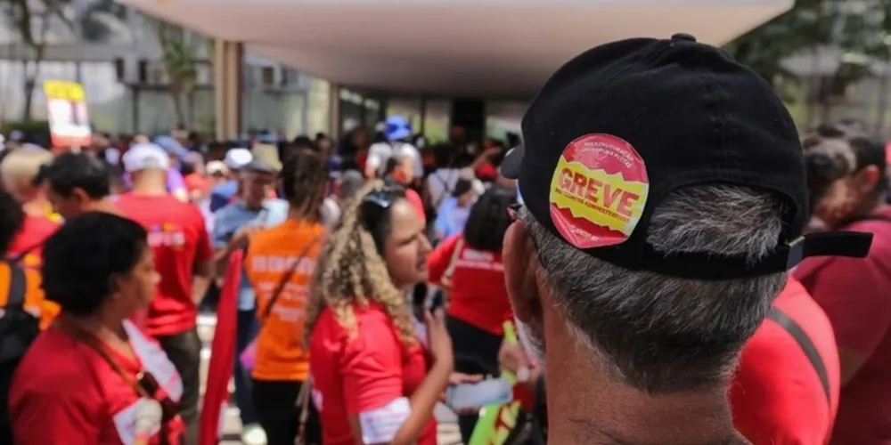 O projeto é discutido após o terceiro governo Lula enfrentar greves em áreas estratégicas para o petismo