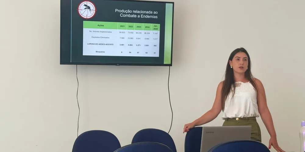 A reunião foi conduzida pela enfermeira e coordenadora municipal de Vigilância em Saúde, Gisele Marins