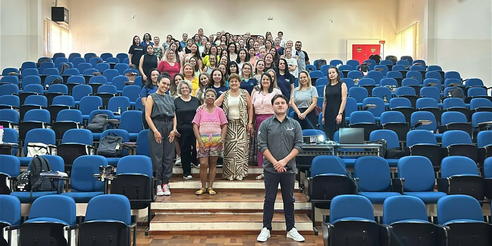 A formação, já tradicional no município, reuniu centenas de educadores no encontro