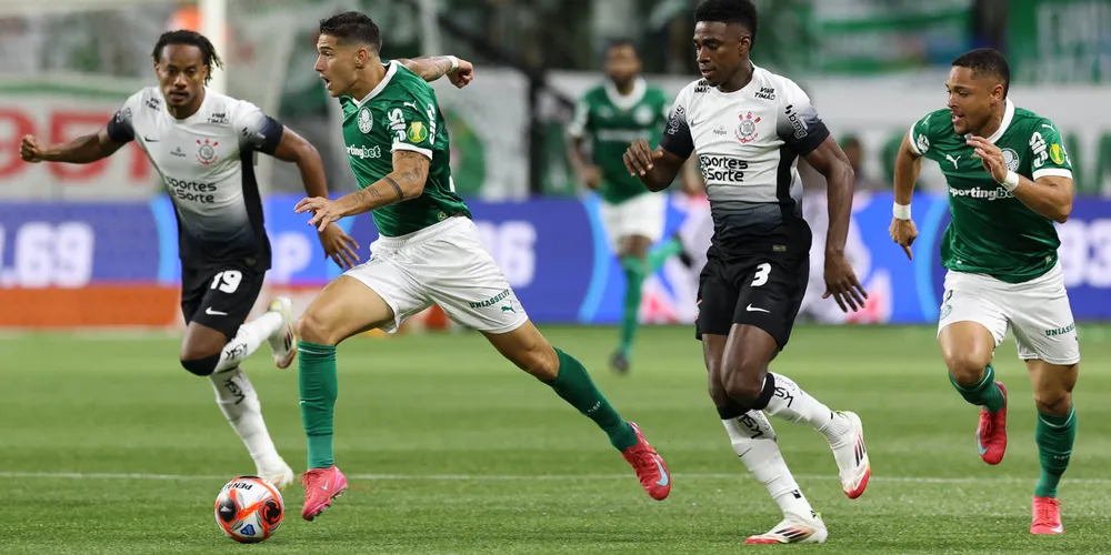 O jogador Emiliano Martínez, da SE Palmeiras, disputa bola com o jogador do SC Corinthians P.