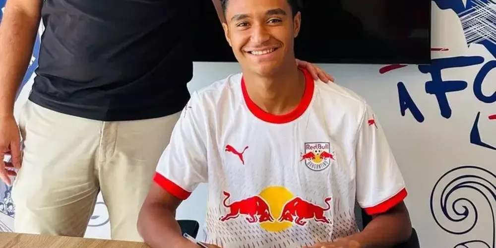 Pedro Severino assinando contrato com Red Bull Bragantino