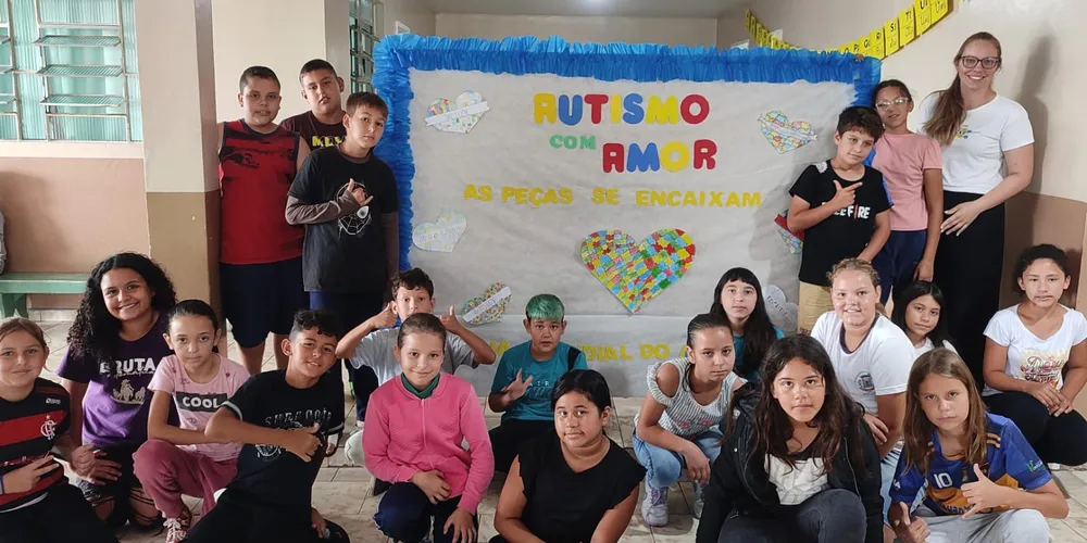 Desenhos foram expostos em mural escolar para ampliar alcance do tema