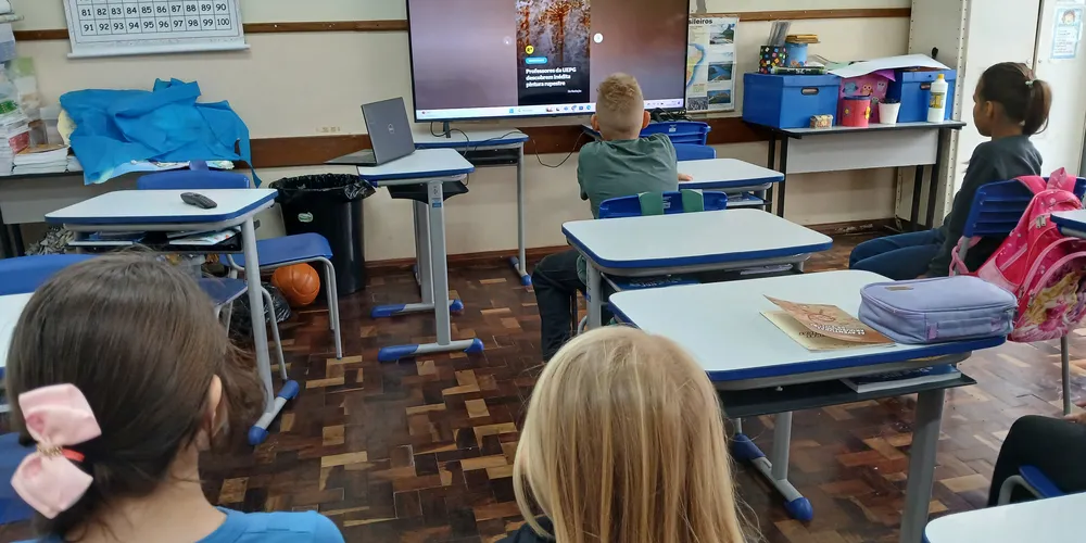 Os educandos utilizaram um conteúdo do Portal aRede sobre a temática para se aprofundar no assunto