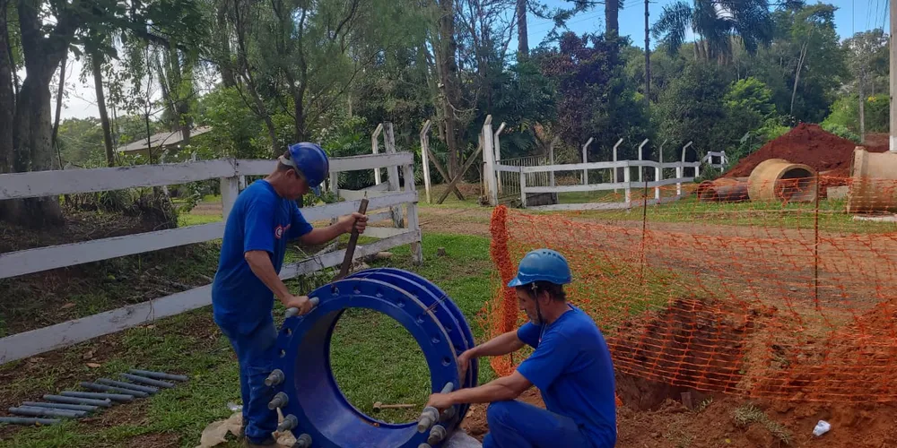 Estão sendo feitas as conexões da tubulação de 700 mm de diâmetro, com os 6,8 Km de adutora já instalada