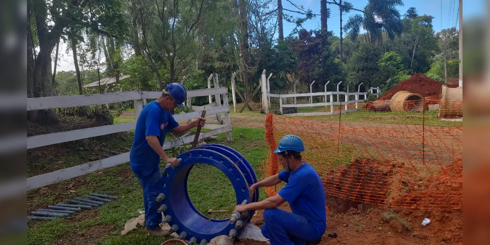 Estão sendo feitas as conexões da tubulação de 700 mm de diâmetro, com os 6,8 Km de adutora já instalada