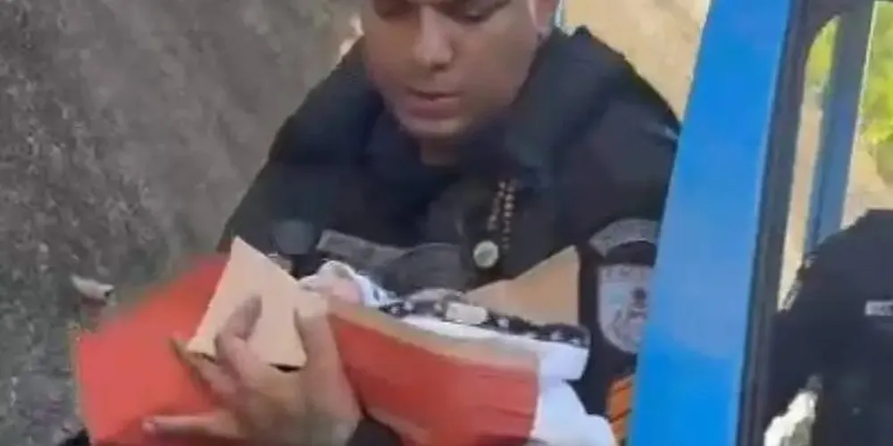 Os PMs resgataram o bebê abandonado