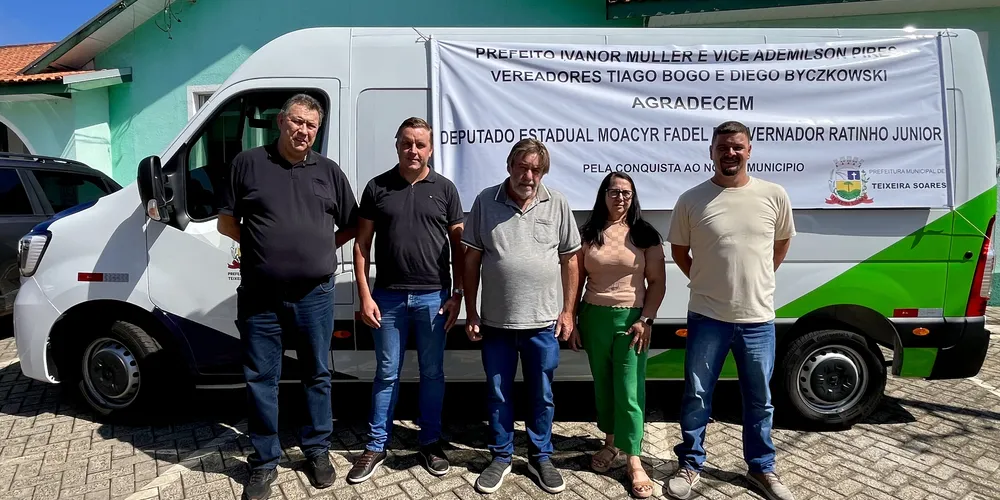 A entrega contou com a presença do assessor Fernando Pedroso, representando Moacyr Fadel, dos vereadores Diego e Tiago, e o prefeito Ivanor Müller