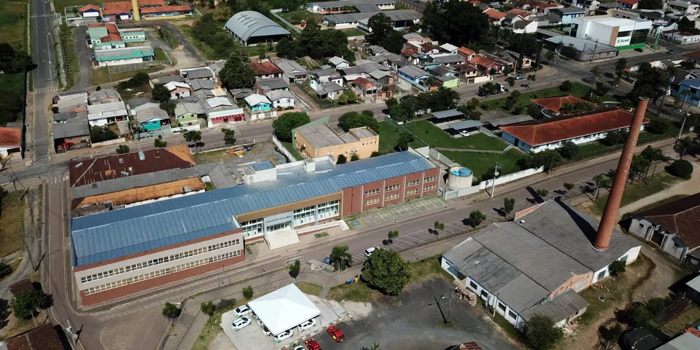 A deterioração do telhado e a falta de um sistema de isolamento eficiente acabaram comprometendo tanto a estética quanto a funcionalidade do espaço