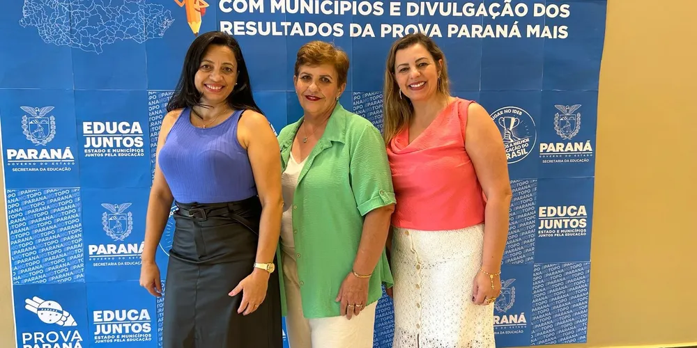 Dirlene Delfrate e representantes da Educação de Palmeira estiveram em evento em Foz do Iguaçu
