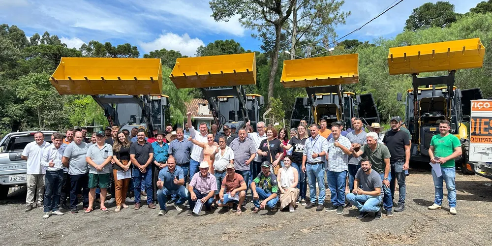 Os novos veículos foram entregues durante uma reunião do Conselho Municipal de Desenvolvimento Rural (CMDR) de Rio Azul