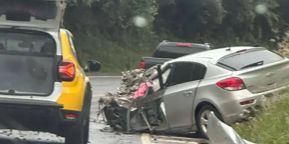 A colisão envolveu um caminhão carregado e um GM Cruze