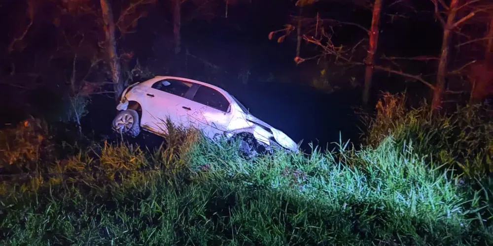 O carro  quando saiu da pista pela margem direita da rodovia