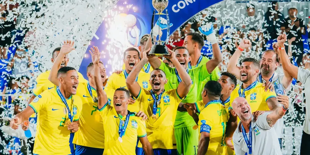 Seleção Brasileira levantando a taça de campeão da América de Beach Soccer
