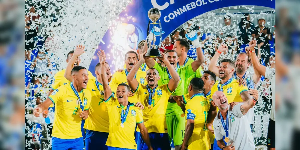 Seleção Brasileira levantando a taça de campeão da América de Beach Soccer