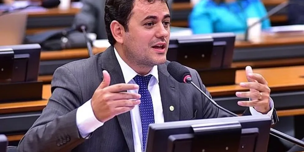 A equipe de Glauber informou que médicos recomendaram a ingestão de soro para “amenizar os efeitos da greve de fome”