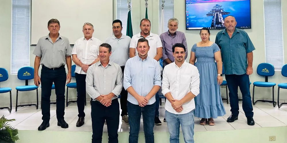 Prefeitos da região Centro-Sul e membros da Amcespar