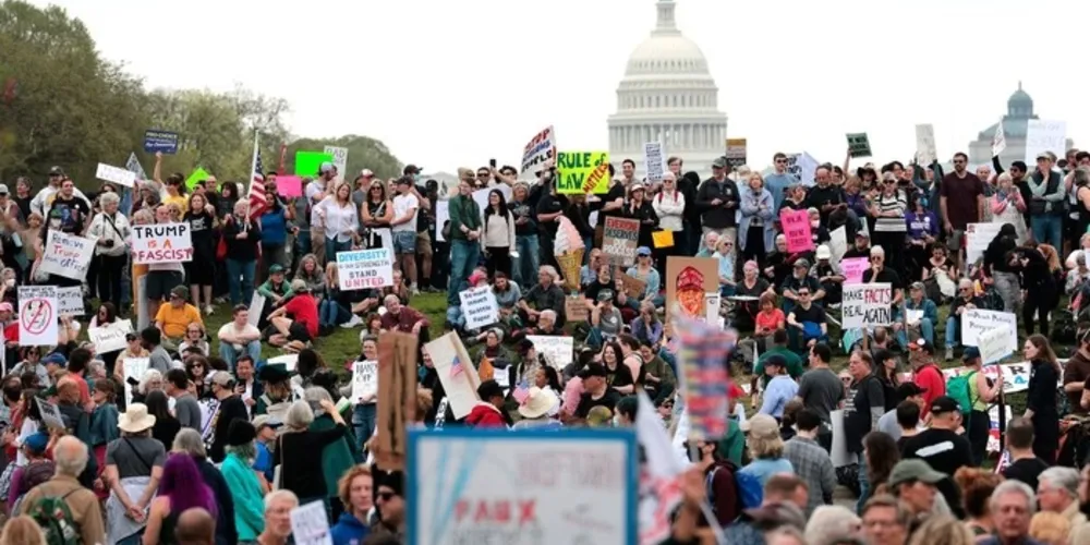 Os protestos, intitulados Hands Off (Tire suas mãos, em tradução livre) foram organizados por uma coalizão de grupos de esquerda