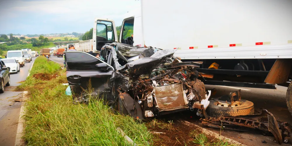 Colisão deixou carro destruído na BR-376, em fevereiro deste ano