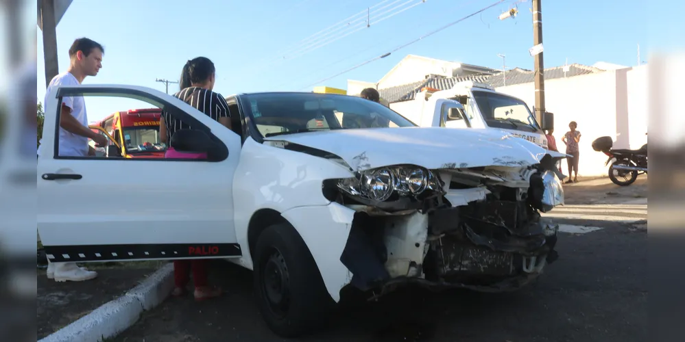 Carro foi danificado pelo impacto