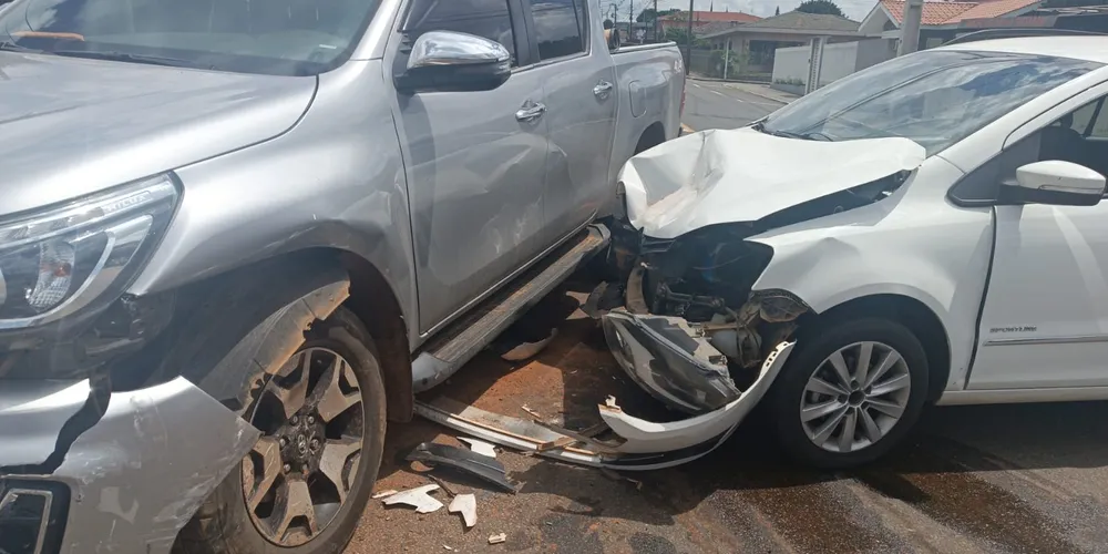 Carros foram danificados durante a colisão
