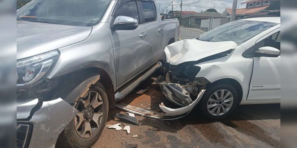 Carros foram danificados durante a colisão