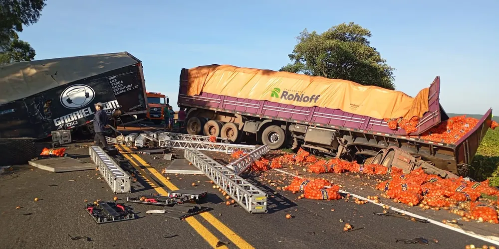 Carga dos dois veículos ficou caída sobre a pista