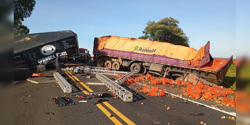 Carga dos dois veículos ficou caída sobre a pista