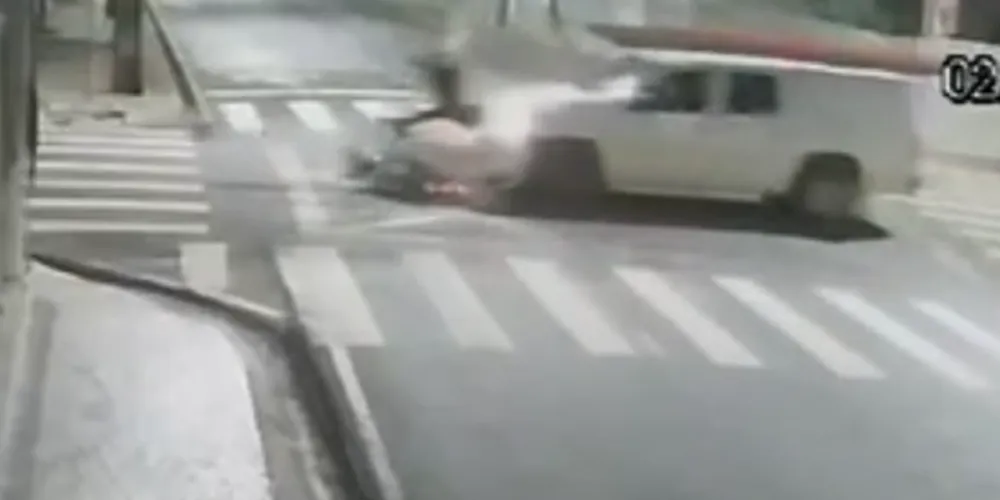 Condutor da moto foi encaminhado para atendimento médico