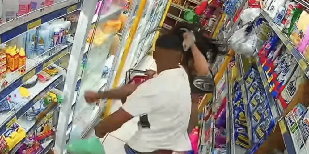 As câmeras do local flagraram a agressão