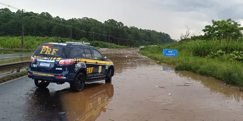 Agentes da PRF interditaram o local