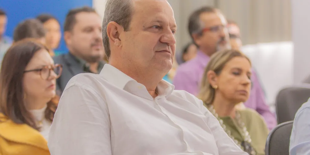 Secretário Aldo Nelson Bona esteve na UEPG, nesta quinta-feira (10)