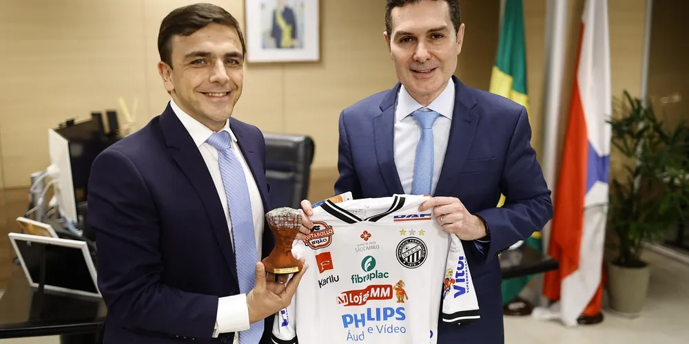 Aliel Machado entrega camiseta do Operário para Jader Filho e destaca orgulho sentido pelo clube