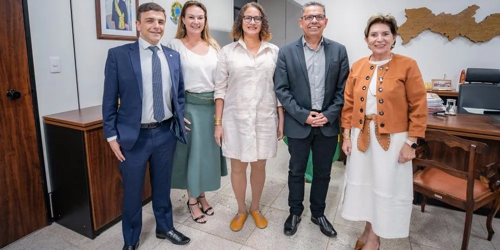 Aliel Machado, Giorgia Bin Bochenek, ministra Luciana Barbosa, Miguel Sanches Neto e Elizabeth Schmidt se reuniram nessa quarta-feira (26)