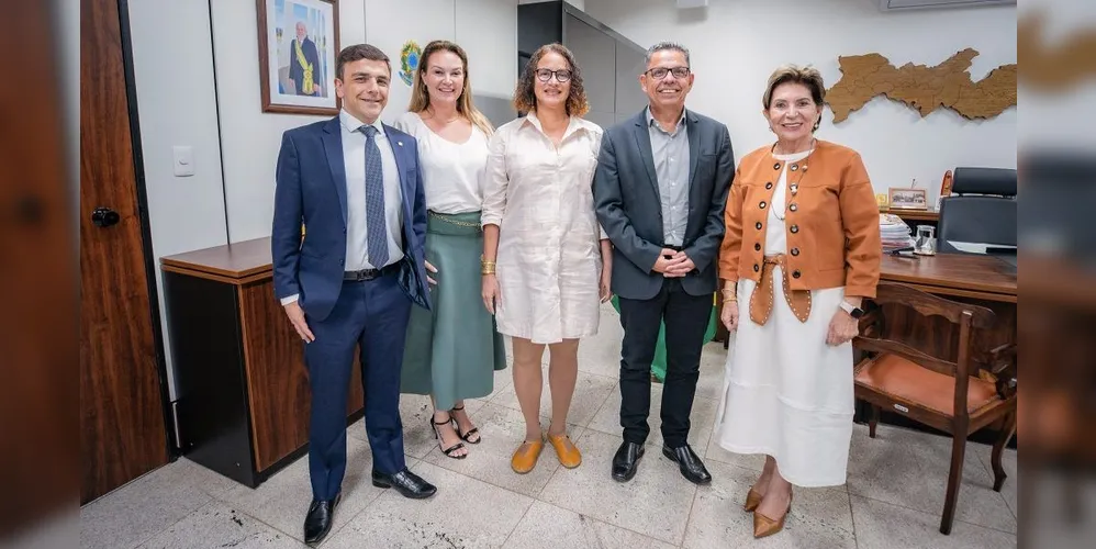 Aliel Machado, Giorgia Bin Bochenek, ministra Luciana Barbosa, Miguel Sanches Neto e Elizabeth Schmidt se reuniram nessa quarta-feira (26)