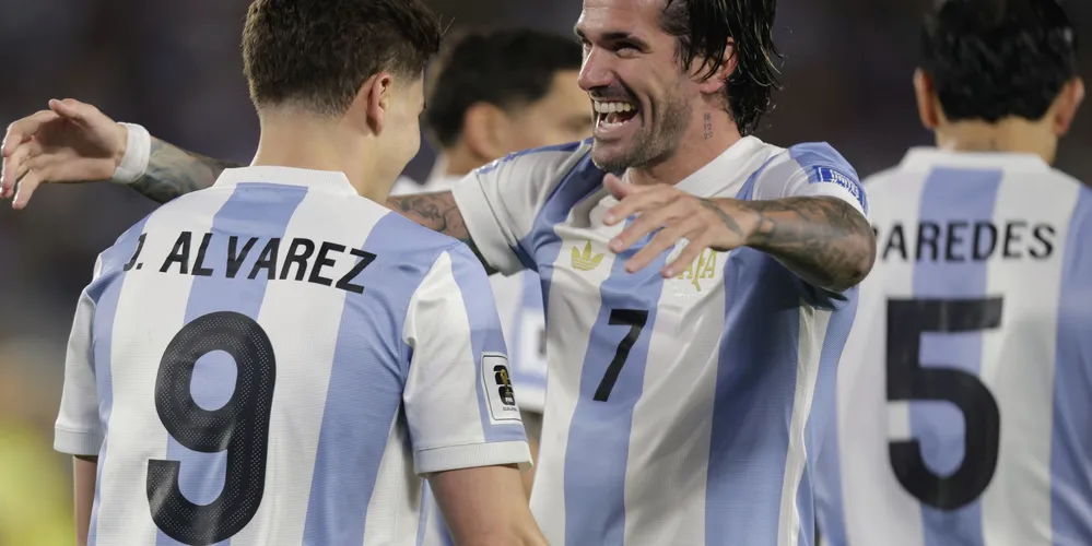 Seleção argentina desfilou sobre o frágil time brasileiro, nesta terça-feira (25)