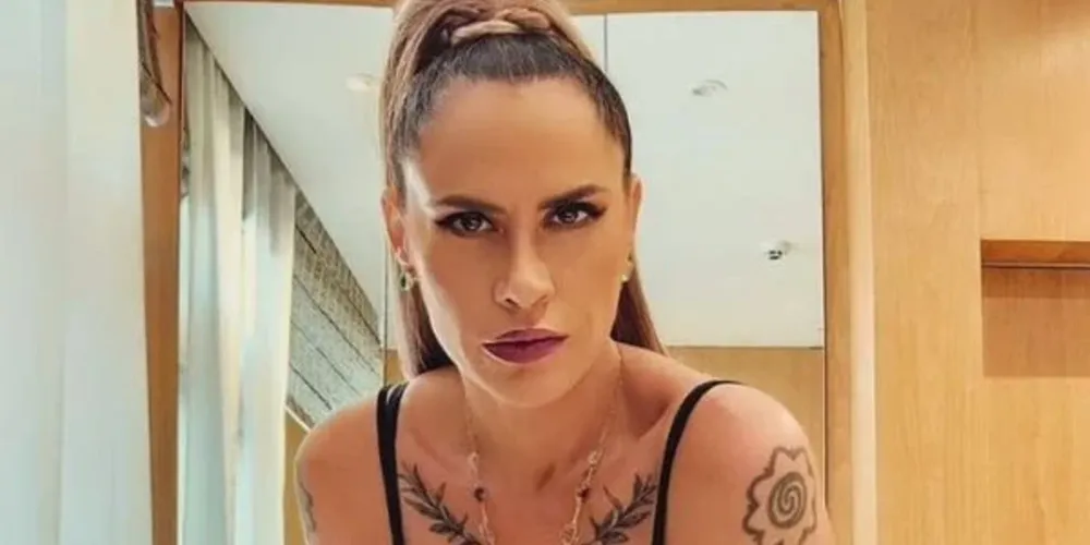 Cozinheira estava com amigos quando foi abordada pela PM