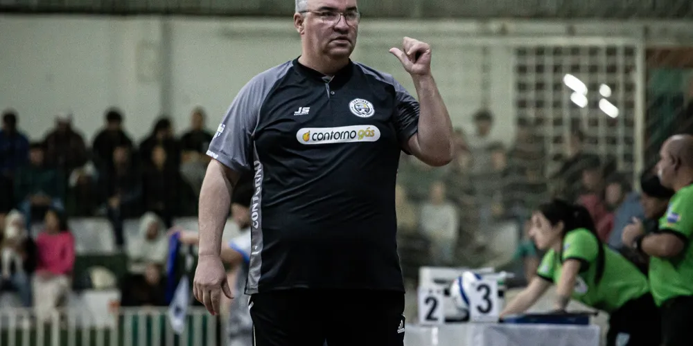 Arnaldo Tozetto na beira da quadra