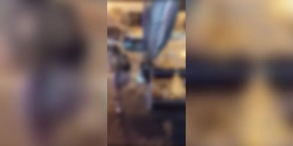 A mulher dançou mesmo com a chegada da guarda