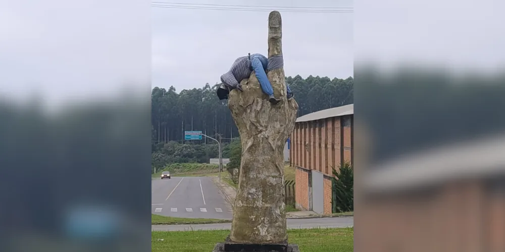 "Judas" pendurado no dedo da estátua em Palmeira