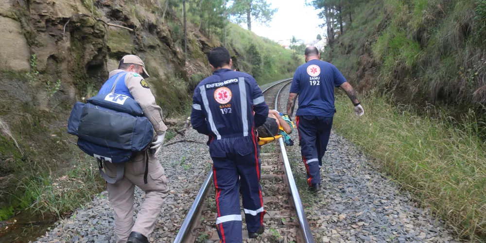 Homem foi resgatado pelo Samu e pelo Siate