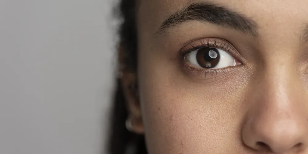 Piscar mais, fazer atividades ao ar livre e dar pausas no uso de dispositivos digitais ajudam na saúde dos olhos