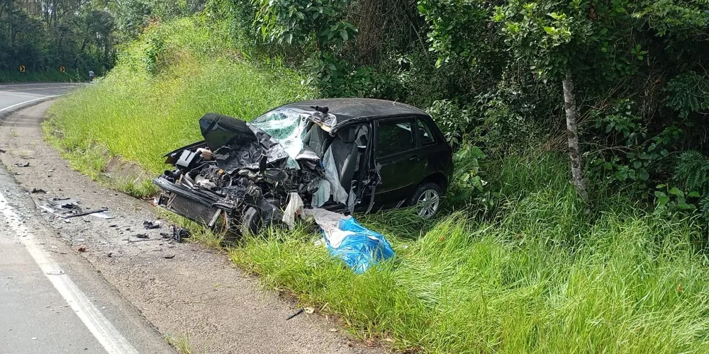 Veículo Fiat Stilo ficou destruído após o acidente