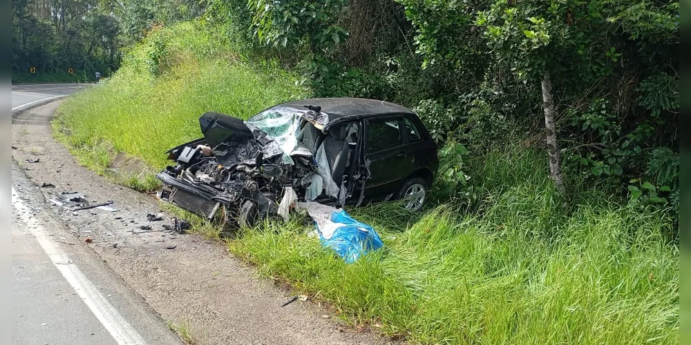 Veículo Fiat Stilo ficou destruído após o acidente